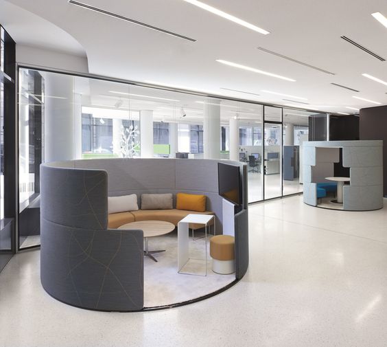 Bureau pods moderne en cercle dans des locaux d'entreprise.