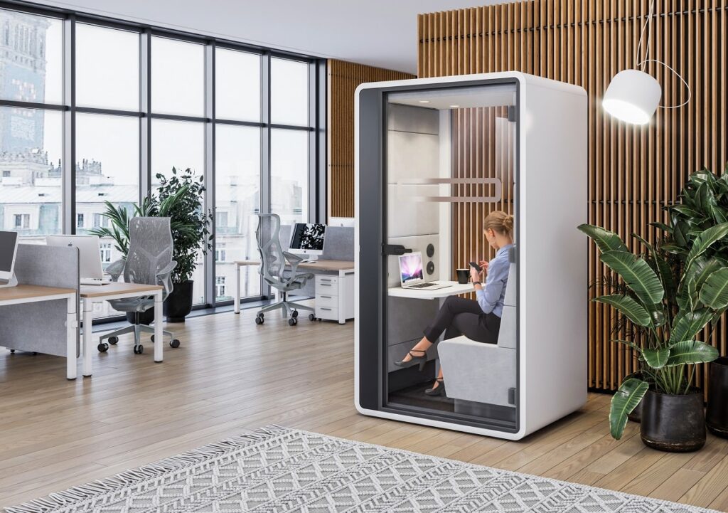 Bureau "POD" moderne en forme de cabine dans des locaux.