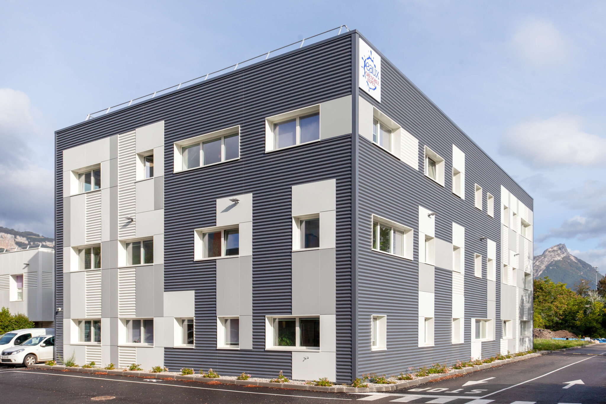 Vue entière du bâtiment des Eaux de Grenoble