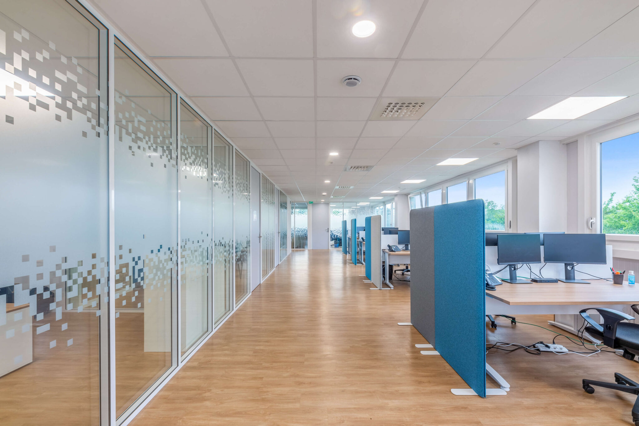 Bureaux ouverts modernes de l'entreprise Gestion de la paie.com avec solutions acoustiques