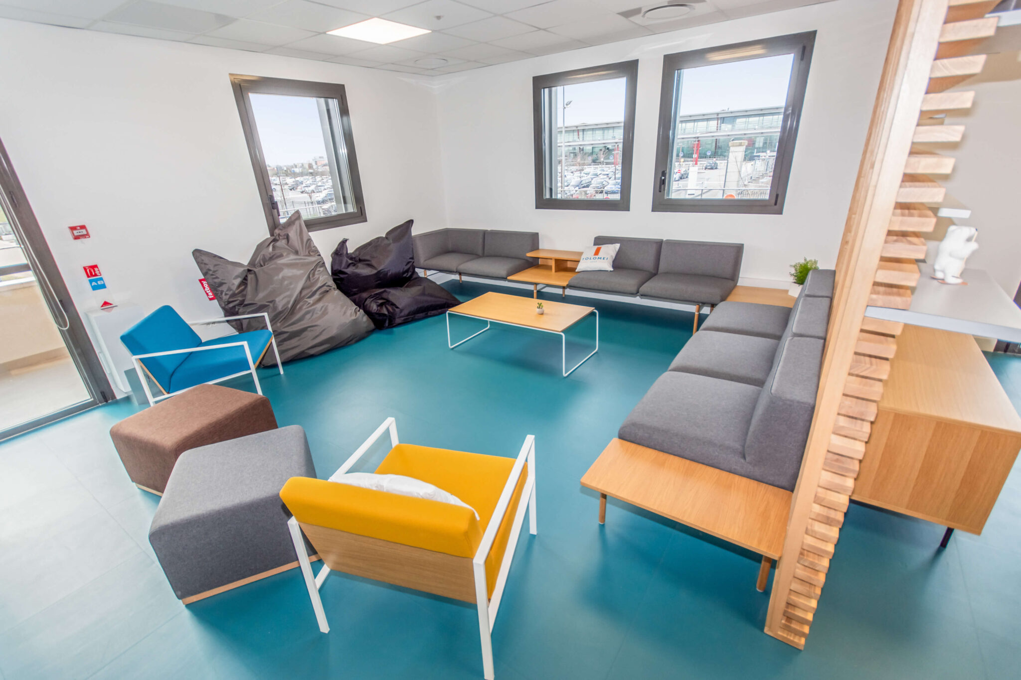 Espace de détente moderne et colorée des locaux de Guccio Tolomei