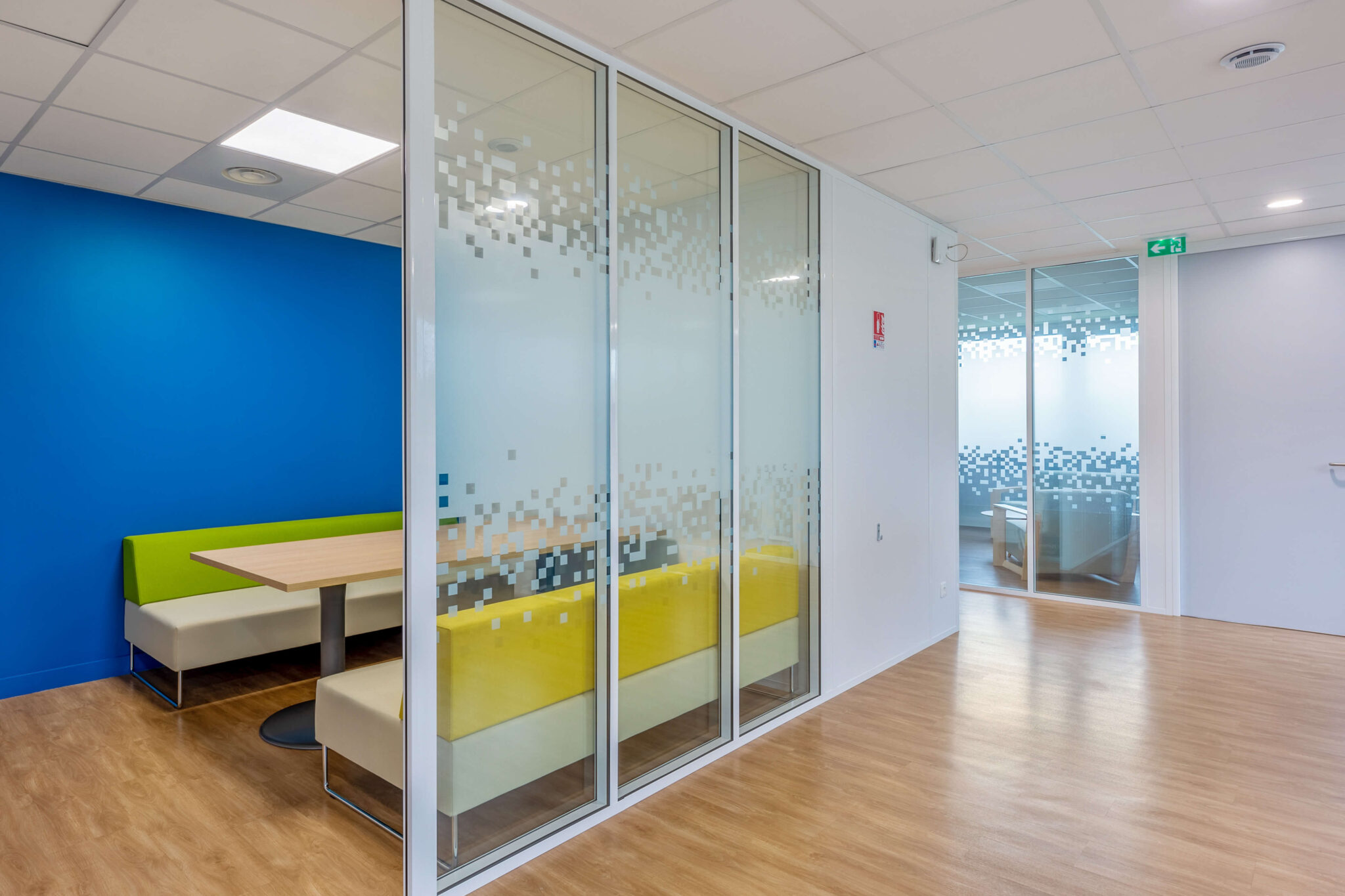 Salle de rendez-vous ouverte et design avec cloison vitrée et vitrauphanie