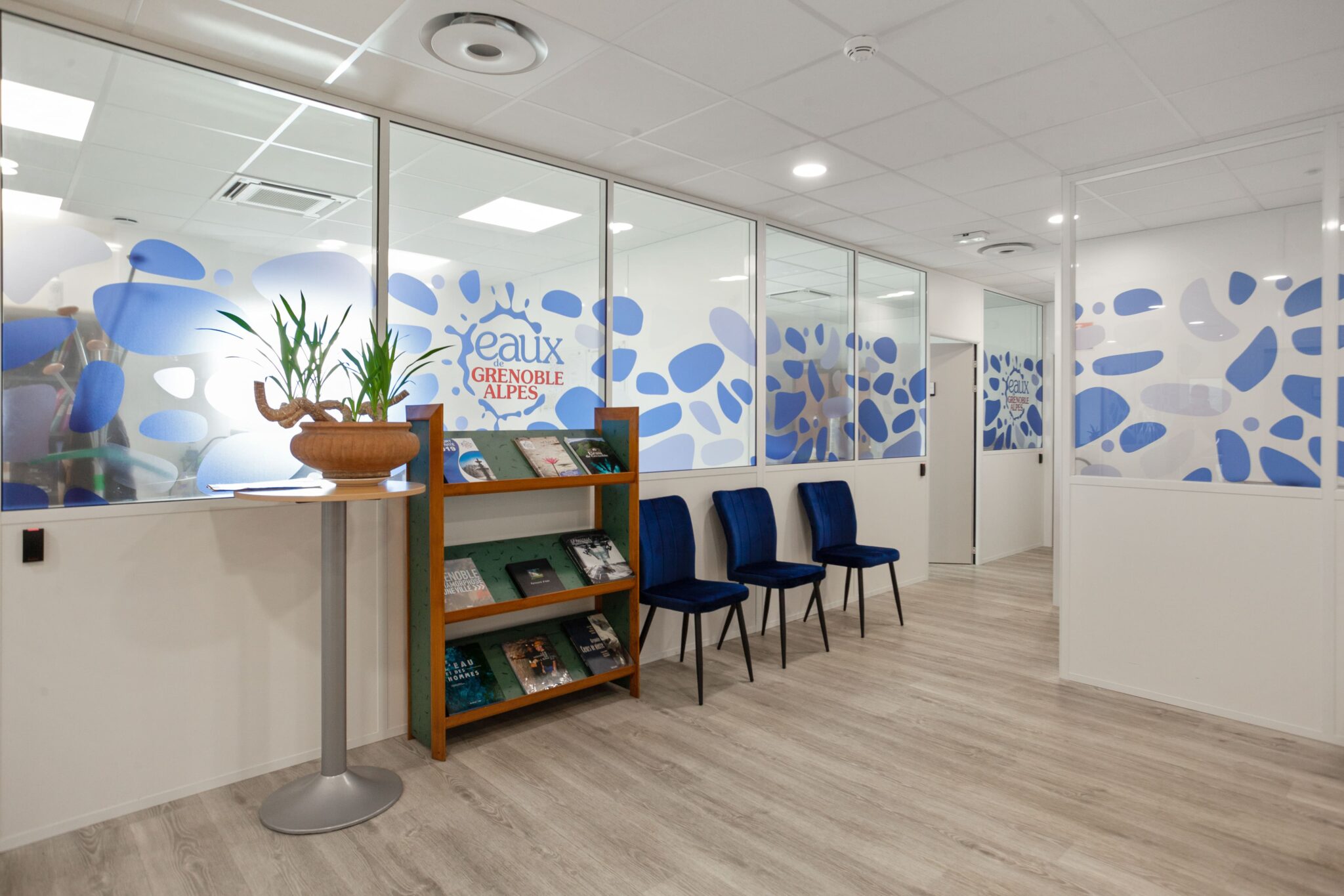 Salle d'attente design entre les bureaux vitrés avec vitrauphanie