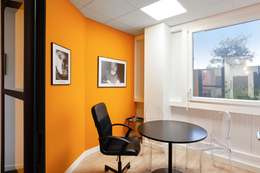 Salle de rendez-vous moderne orange de Cofabrik RH