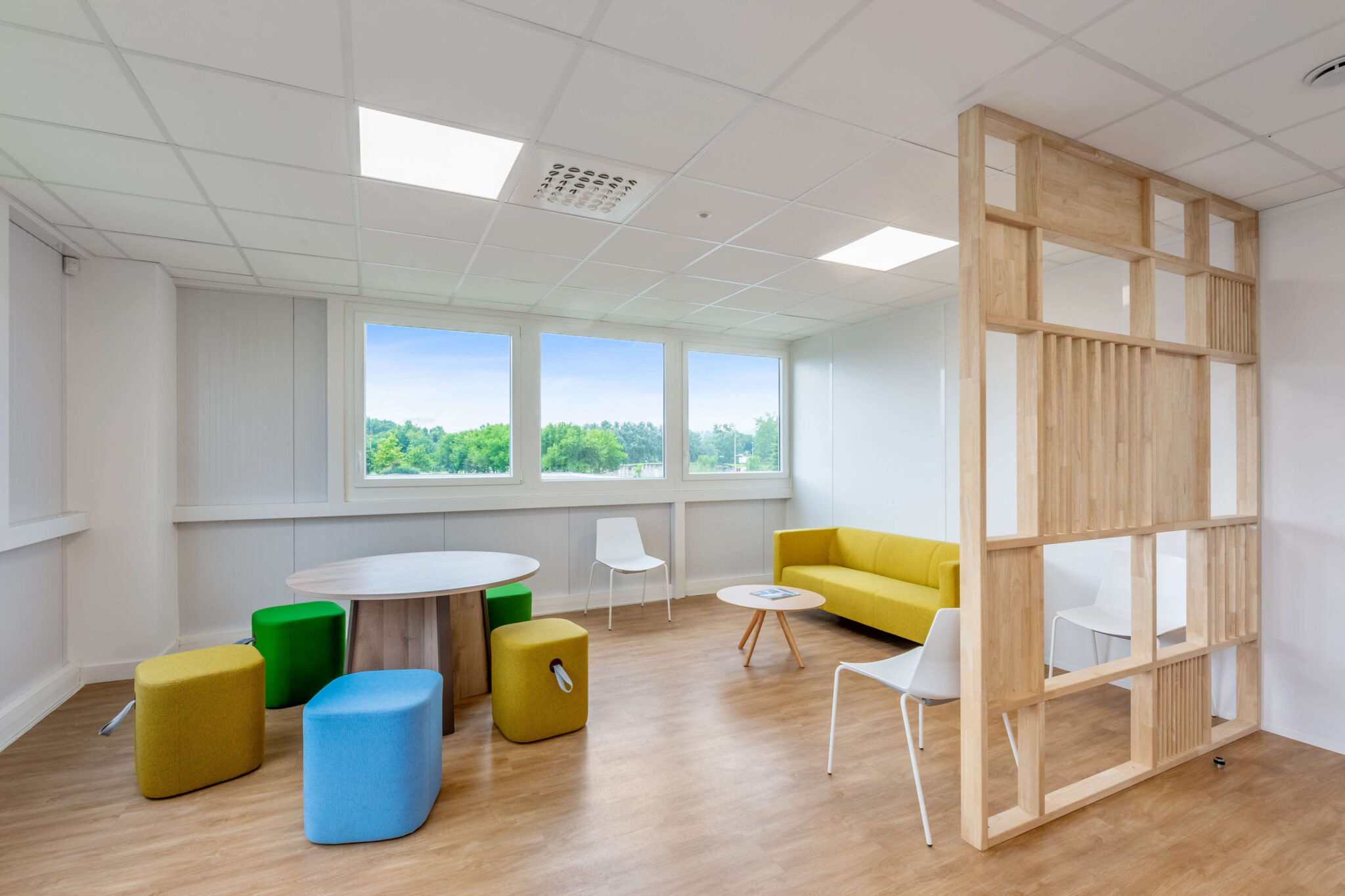 Salle de repos design et colorée de l'entreprise Gestion de la paie.com