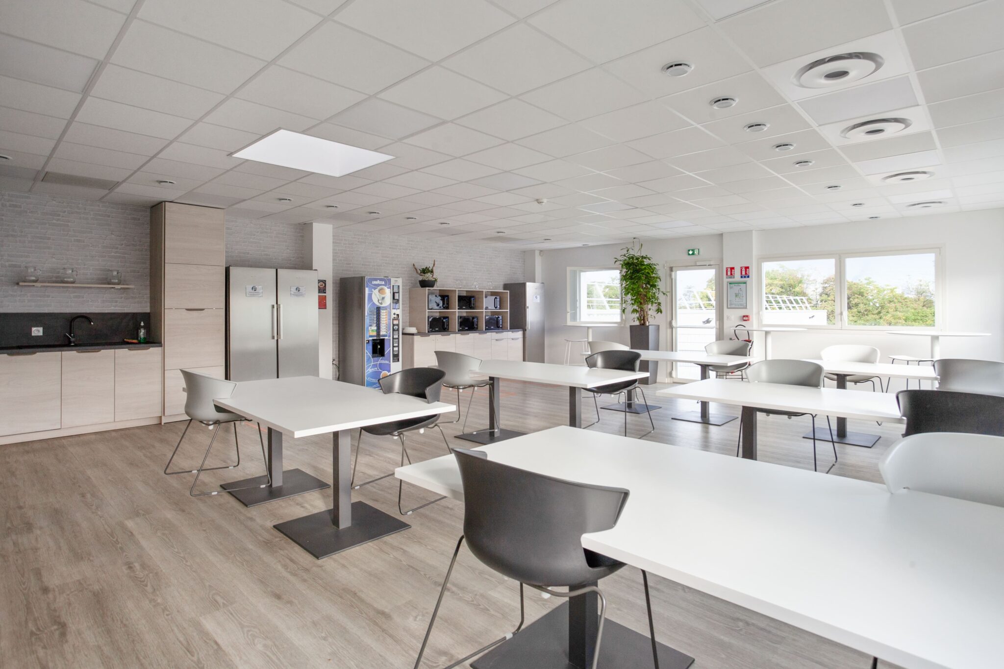 Salle de restauration design et moderne de la société des Eaux de Grenoble