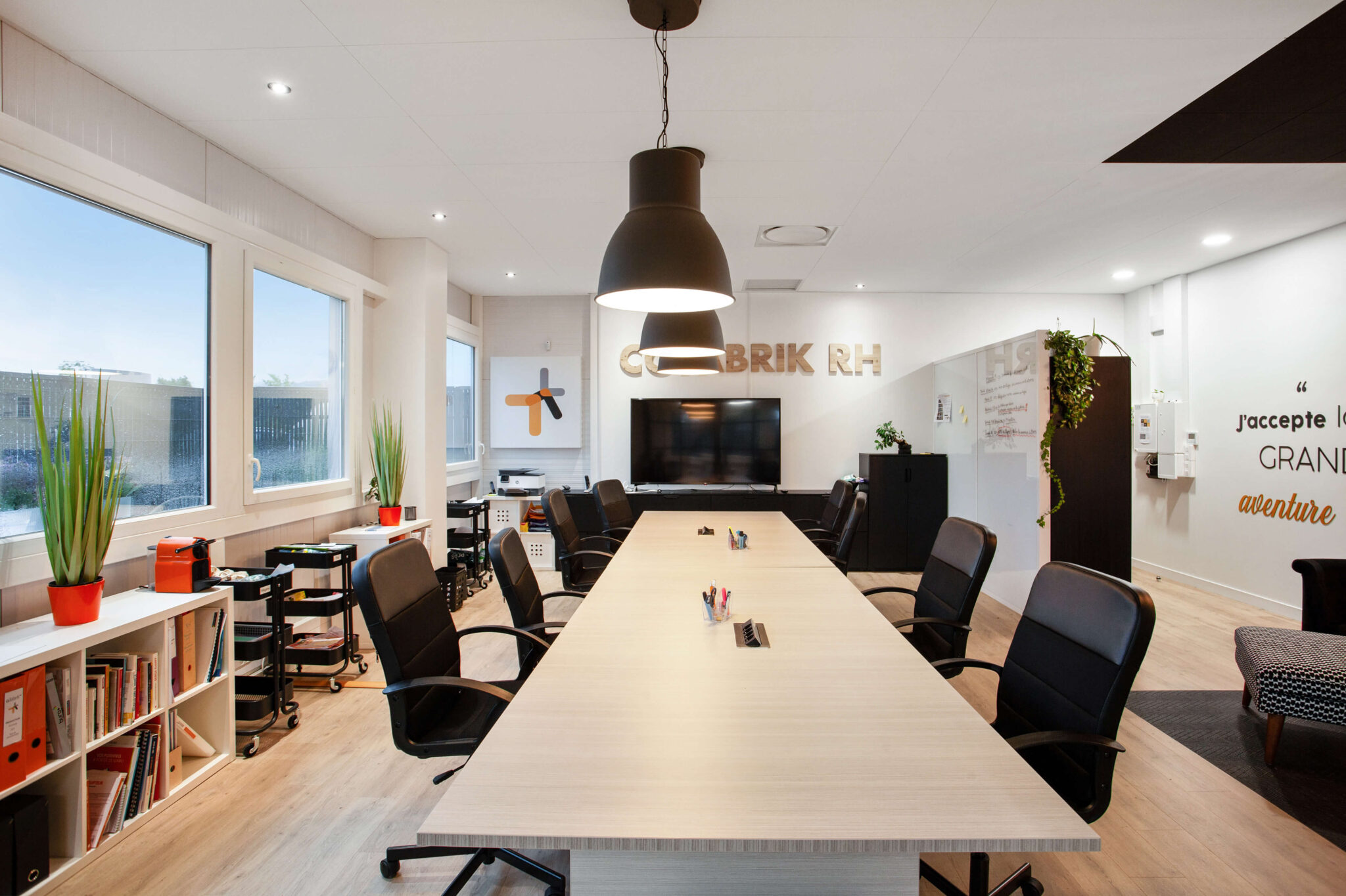 Grande table en bois de la salle de réunion centrale moderne