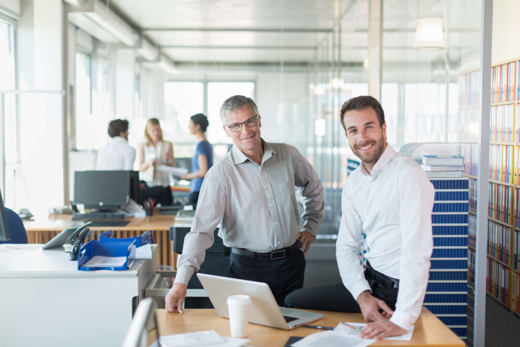 Deux hommes autour d'une table
