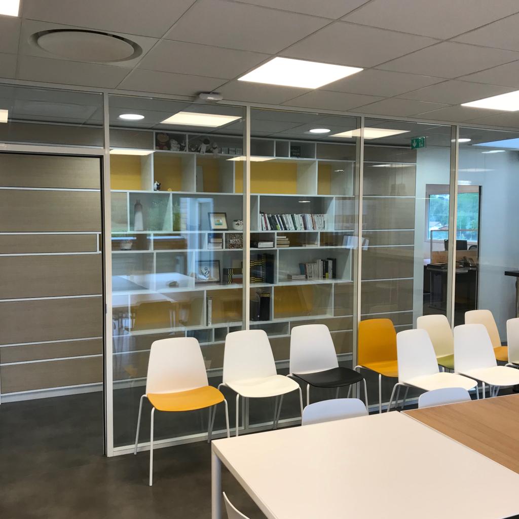 Bureau ouvert avec cloison vitrée chez The Binding Site