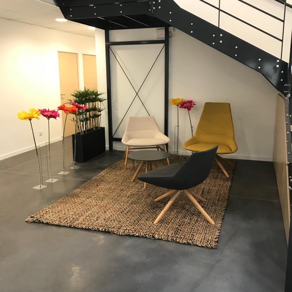 Espace de détente et de réflexion sous les escaliers à The Binding Site