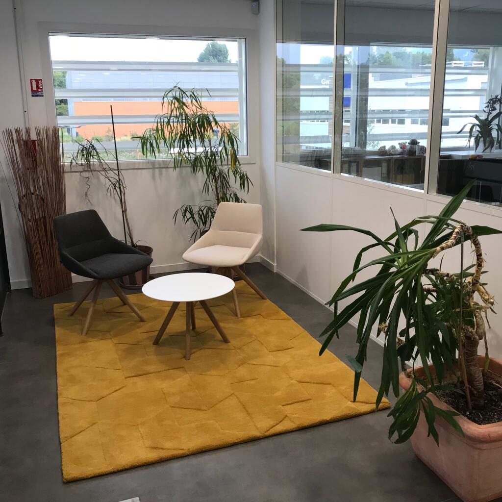 Salle de détente chaleureuse et design chez The Binding Site