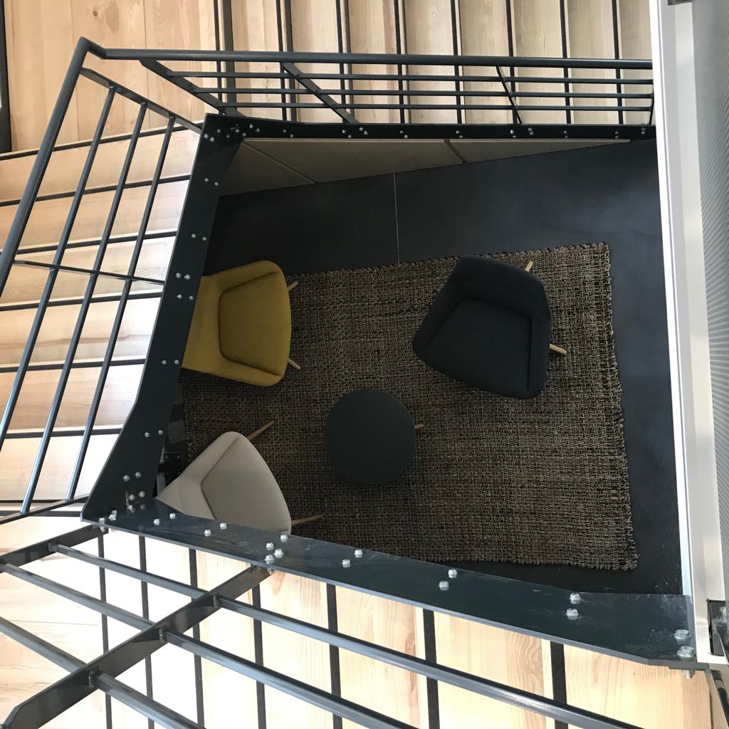 Vue de l'espace de détente et de réflexion depuis les escaliers